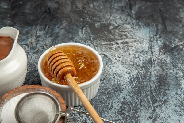 front view sweet honey with sugar on dark surface sweet honey sugar bee - Безалкогольный глинтвейн с фруктово-ягодным соком