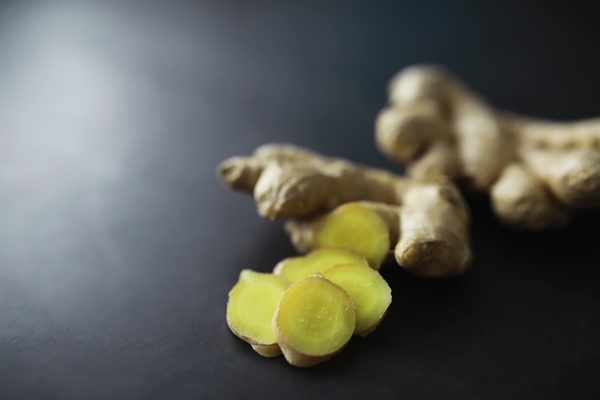 ginger root whole and sliced ginger tea with lemon on the dark background fresh ginger root on stone background vitamins top view free space for your - Безалкогольный глинтвейн из груш