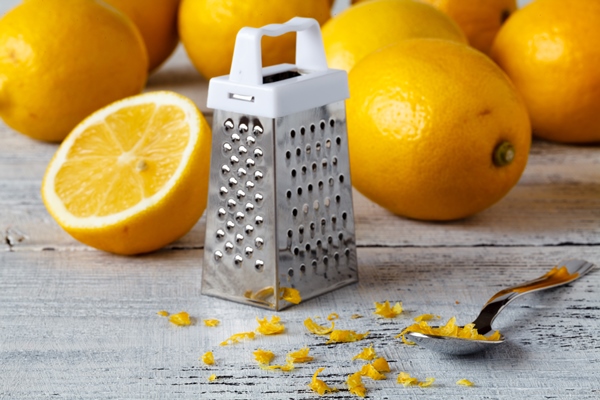 grater peel and lemon zest on the wooden table - Виноградный безалкогольный глинтвейн