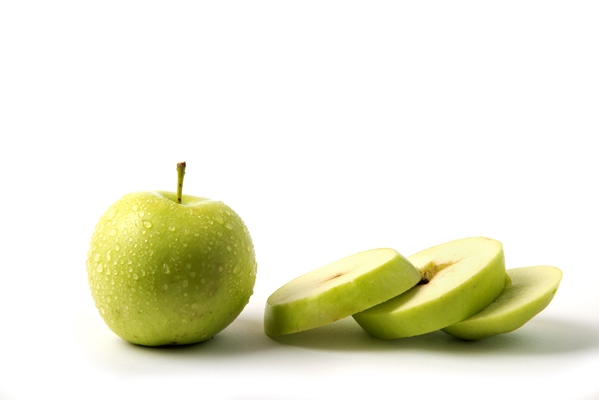 green apple whole and sliced on white - Безалкогольный глинтвейн из груш