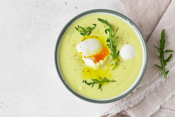 healthy cauliflower soup with poached egg olive oil and arugula in a ceramic bowl - Правила приготовления супов-пюре
