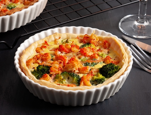 home made french tart quiche with crayfish and broccoli filled with cream and eggs 2 - Киш с креветками и брокколи