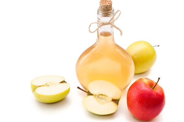 homemade fermented vinegar with apples isolated on white background - Яйца пашот с соусом по-турецки