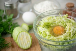 ingredients for making zucchini fritters - Кабачковые оладьи
