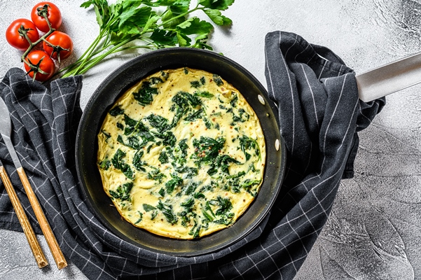 italian spinach and cheese omelet gray surface top view - Омлет со шпинатом