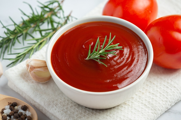 ketchup or tomato sauce with fresh tomato - Шурпа