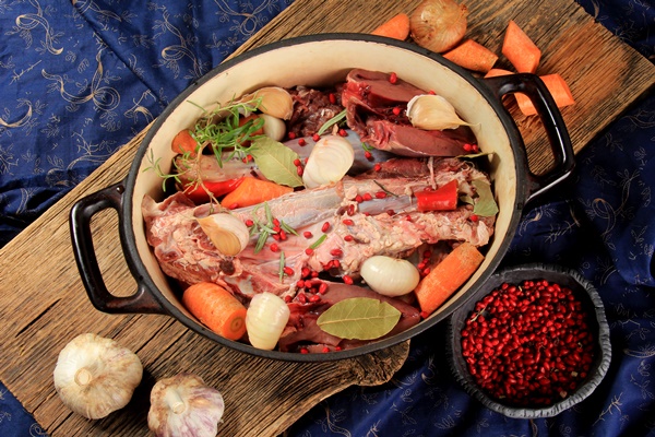 metal grill pan with raw meat vegetables and spices on a wooden board background wild meat stew - Мясной бульон быстрого приготовления