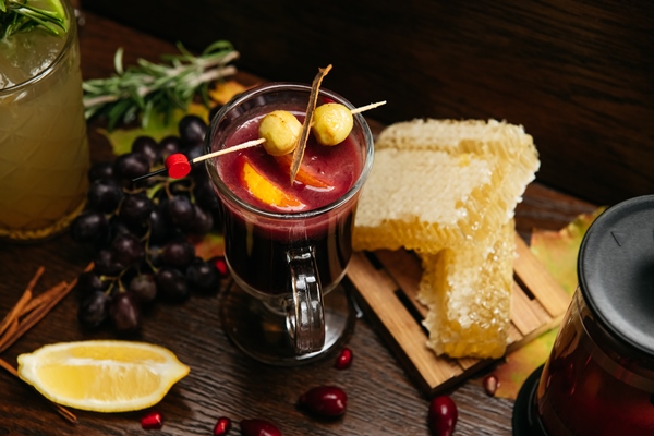mulled wine with berries lemon and honey - Гранатовый безалкогольный глинтвейн с яблоком