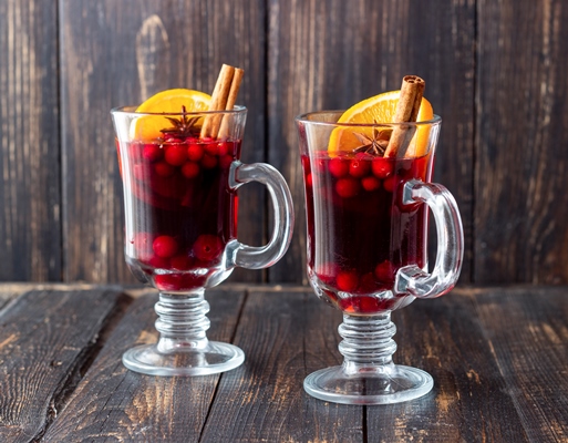 mulled wine with cinnamon cranberry and orange hot drink winter - Безалкогольный глинтвейн с клюквой