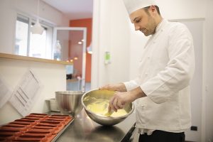 pastry chef preparing cake s cream - Ванильный соус