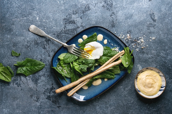 poached egg with spinach - Яйца пашот с соусом по-турецки