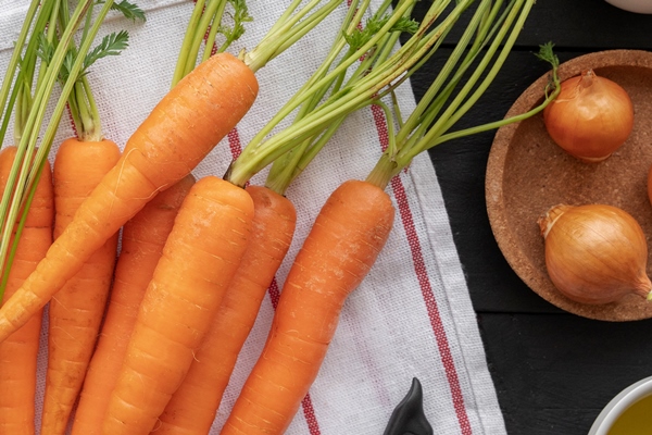 raw carrot at the kitchen - Гороховый суп с копчёностями