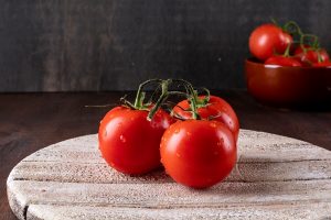 red tomatoes with drops of water and leaves of fresh basil on a wooden cutting board organic food - Щи из свежей капусты на мясном бульоне
