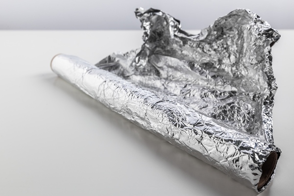 roll of aluminum foil isolated on white background - Авокадо с яйцом