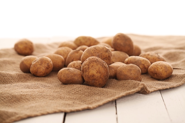 rustic unpeeled potatoes on a table - Шурпа с нутом