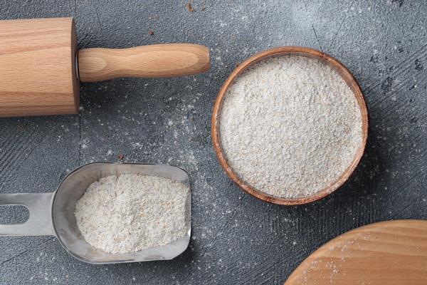 rye flour in a wooden bowl top view on a grey concrete background - Бульон с клёцками