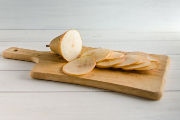sliced pear for making chips on white background with copy space - Безалкогольный вишнёво-ванильный глинтвейн