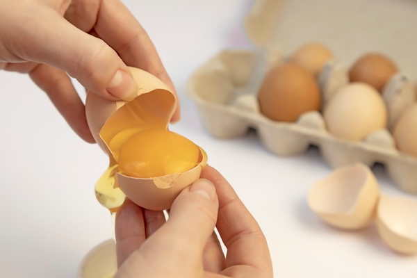 the process of separating the yolk from the protein tray of chicken eggs - Чихиртма