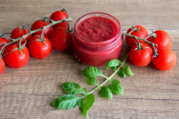 tomato paste in a beam with fresh tomatoes - Правила приготовления заправочных супов