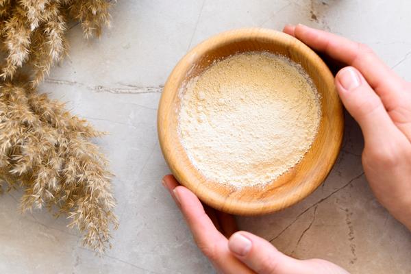 top view of bowl of clay with flowers - Суп-пюре из тыквы c картофелем и молоком