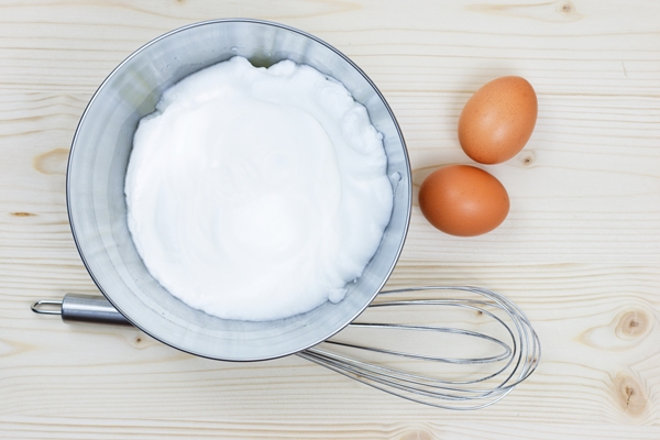 top view whipped egg whites for cream on wooden table - Омлет "Пуляр"