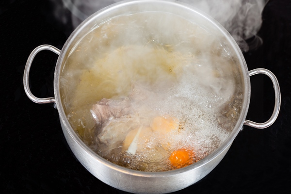 vapor over boiling of beef broth - Прозрачный мясной бульон