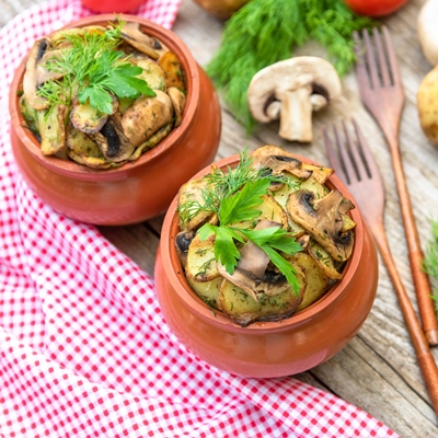 baked potatoes with chicken and mushrooms with the addition of different seasonings in clay pots - Грибы с овощами под сырным соусом
