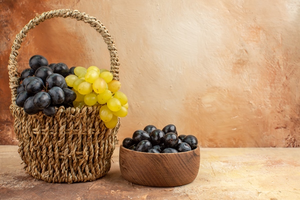 beautiful ripe white and black grapes - Фруктовый салат-гарнир