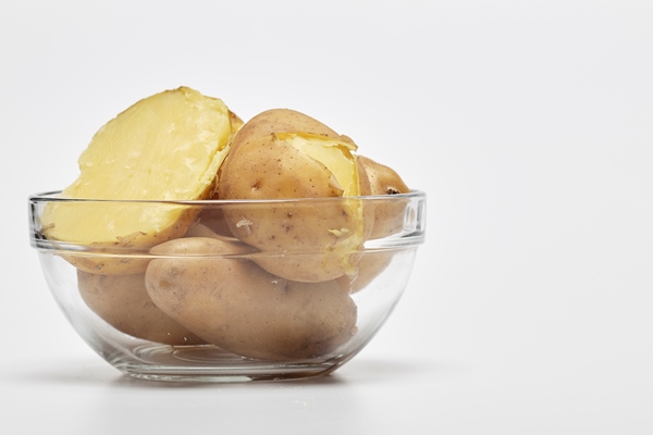 boiled potatoes in a glass bowl - Сельдь под шубой