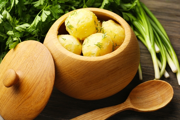 boiled potatoes with dill in pot on table close up - Винегрет из фаршированного перца с картофелем