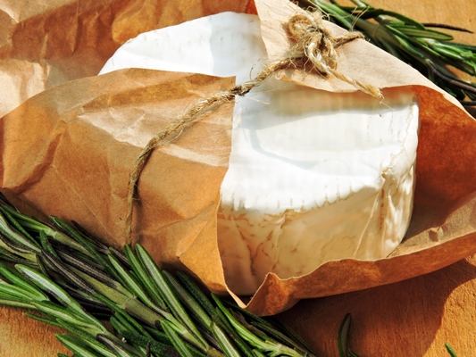camembert cheese in paper and fresh rosemary - Правила подачи сыров