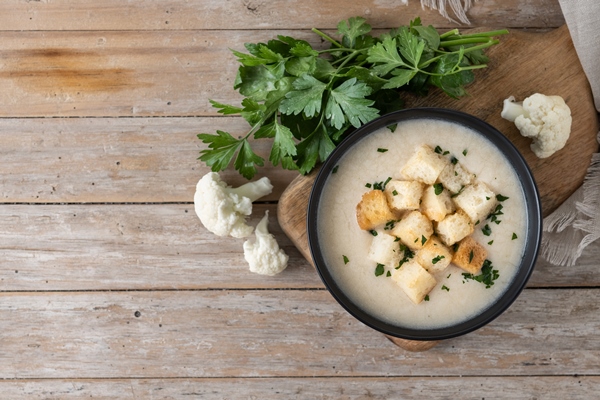 cauliflower soup in a bowl on wooden table - Суп-пюре из цветной капусты на молоке