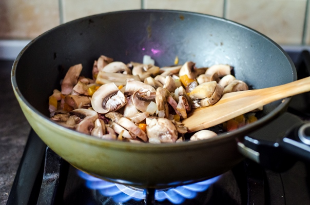 champignons with onions are fried in pan fire - Лазанья с грибами
