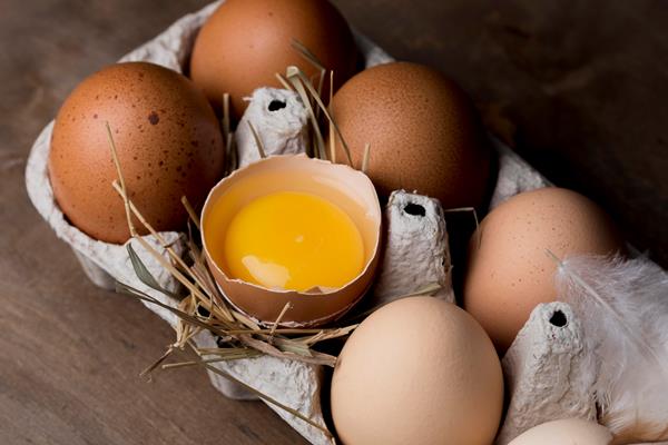 close up fresh chicken eggs - Форшмак с телятиной