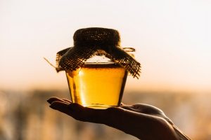 close up of a person s hand holding jar of fresh honey - Гурийский плов