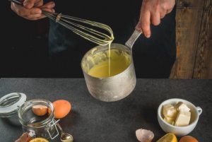 coocking hollandaise sauce - Голландский яично-масляный соус