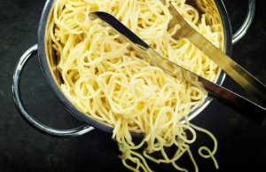 cooked spaghetti in colander - Спагетти с сыром