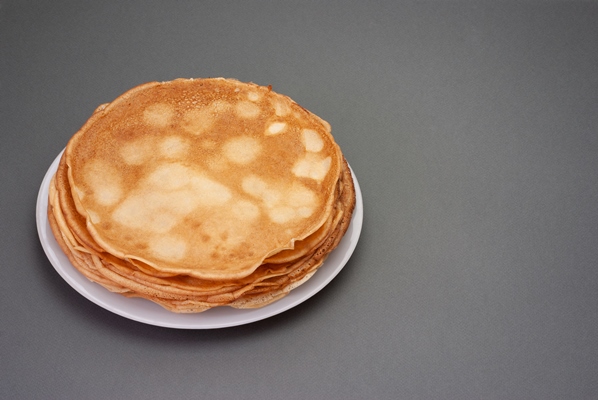 cooking pancakes shrovetide maslenitsa pancakes stacked on a plate - Налистники с творогом и вареньем