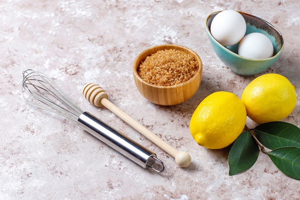 cupcake baking background with kitchen utensils - Творожный пудинг с цукатами и изюмом