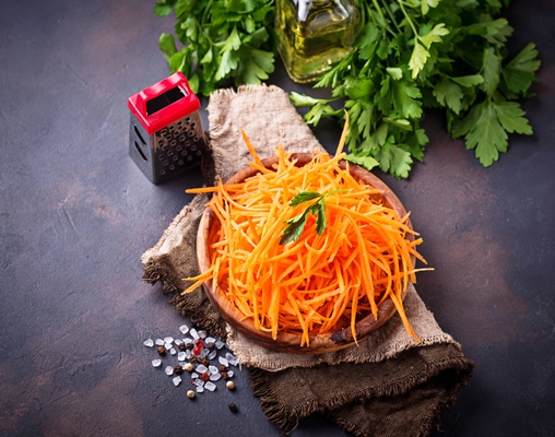 fresh grated carrot on wooden plate - Грибы с овощами под сырным соусом
