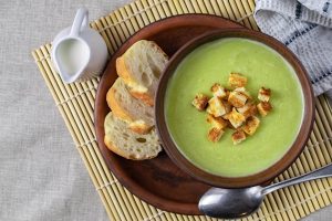 fresh healthy cream soup with spinach cream and croutons - Сливочный суп-пюре из салата