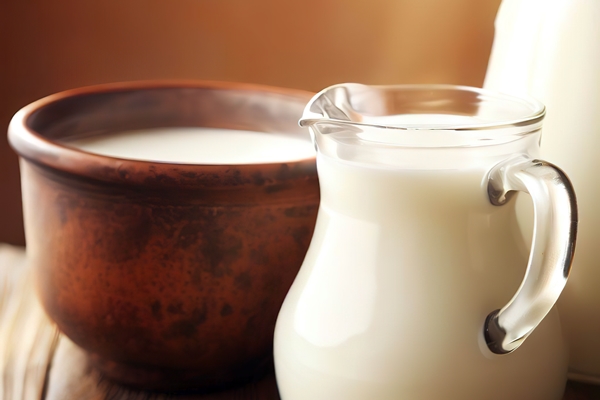 fresh milk in a mug and jug on wooden table 1 1 - Молочная лапша