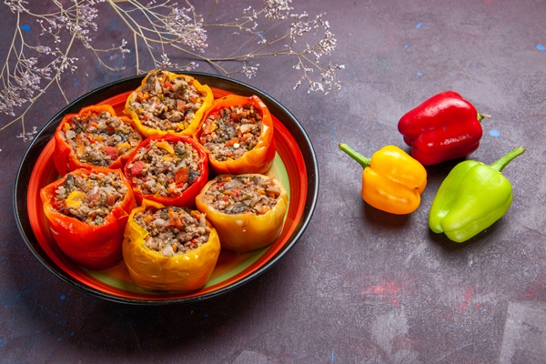 front view cooked bell peppers with ground meat on a grey surface meal dolma beef food vegetables meat - Винегрет из фаршированного перца с картофелем