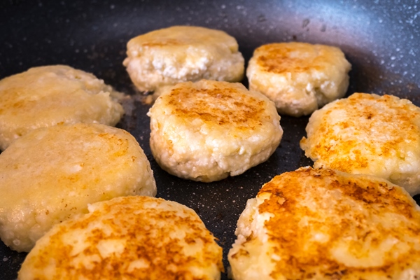 homemade cheesecakes fried on the pan 1 - Сырники из творога с картофелем