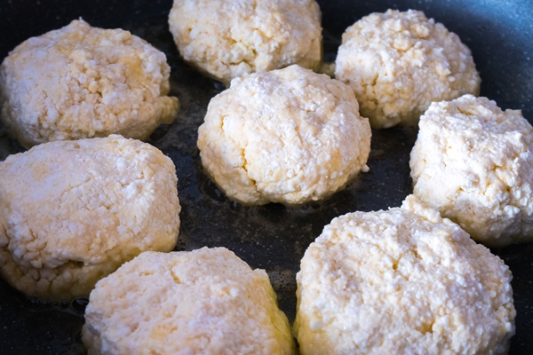 homemade cheesecakes fried on the pan - Сырники из творога с картофелем