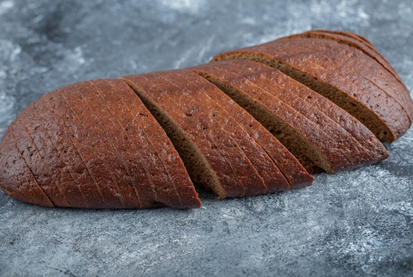 homemade fresh organic pumpernickel rye bread cut into slices high quality photo - Правила приготовления бутербродов