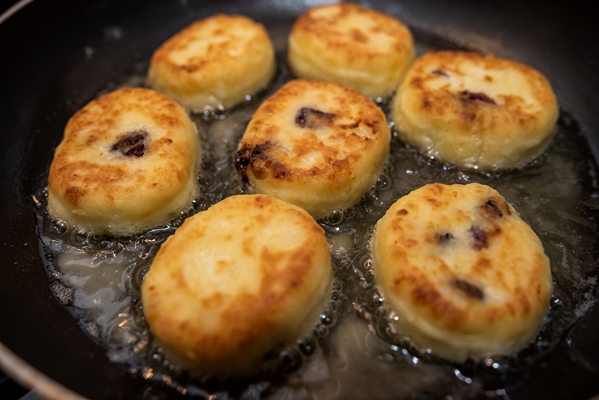 homemade tasty cheesecakes are fried in pan traditional dish ukrainian - Творожники с морковью