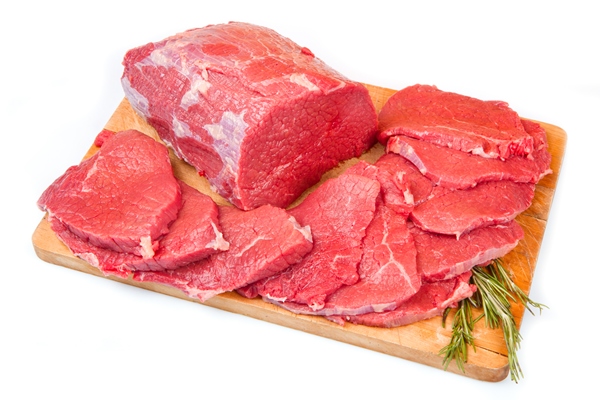 huge red meat chunk and steak on wood table 1 - Зразы из телятины