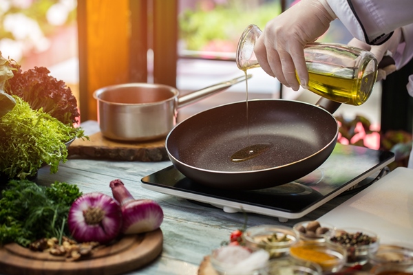 jug pours liquid on pan green lettuce and purple onion frying pan is warming up need some olive oil - Куриный суп с кукурузой и сыром
