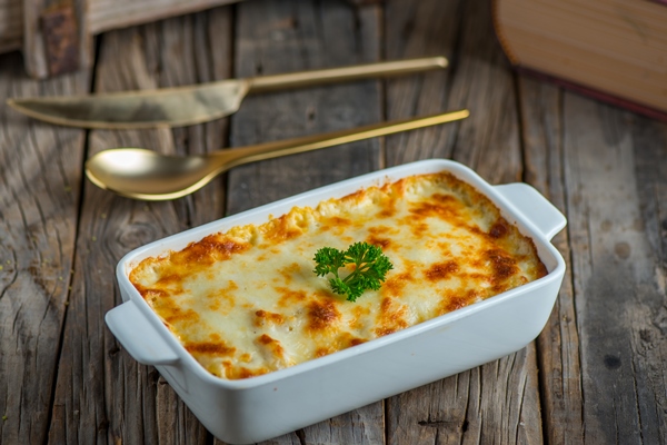 macaroni bechamel pasta served in a dish isolated on wooden background side view of pasta - Лапшевник с творогом